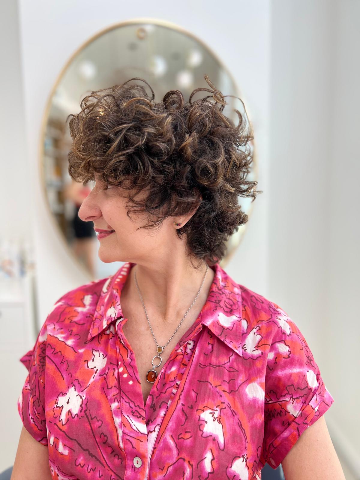 corte rizado óvalo facial long pixie