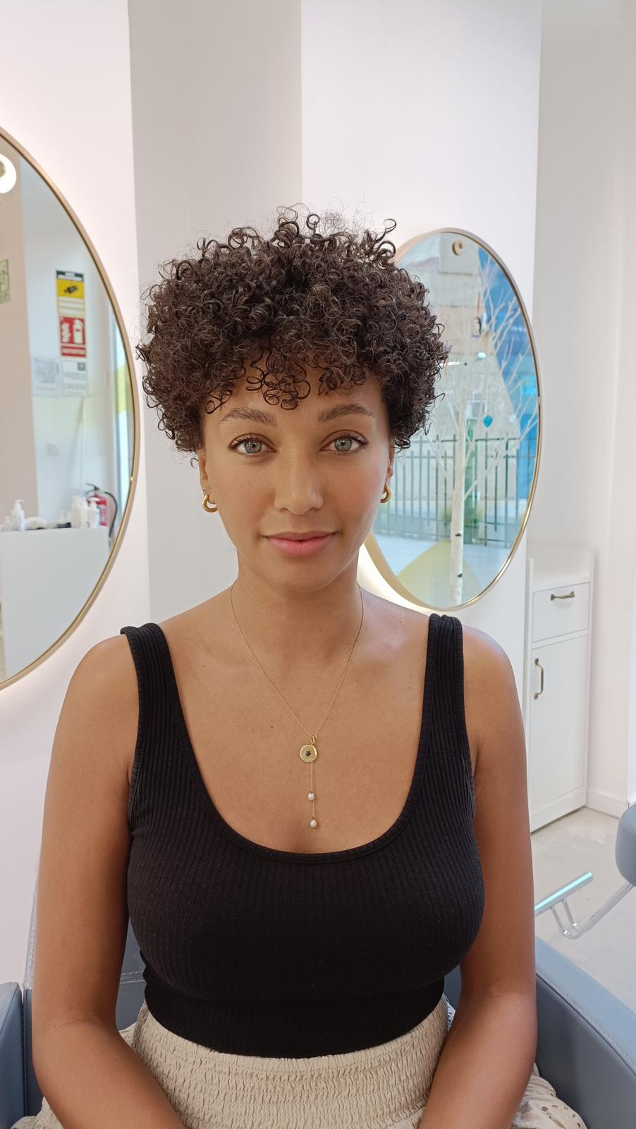corte rizado óvalo facial pixie