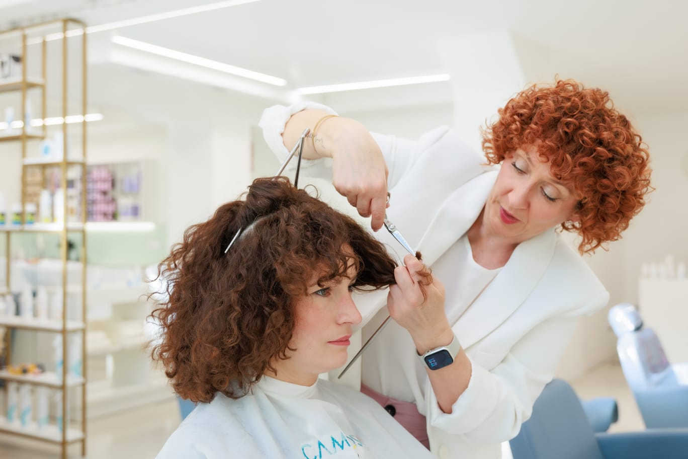 Corte cabello rizado en otoño