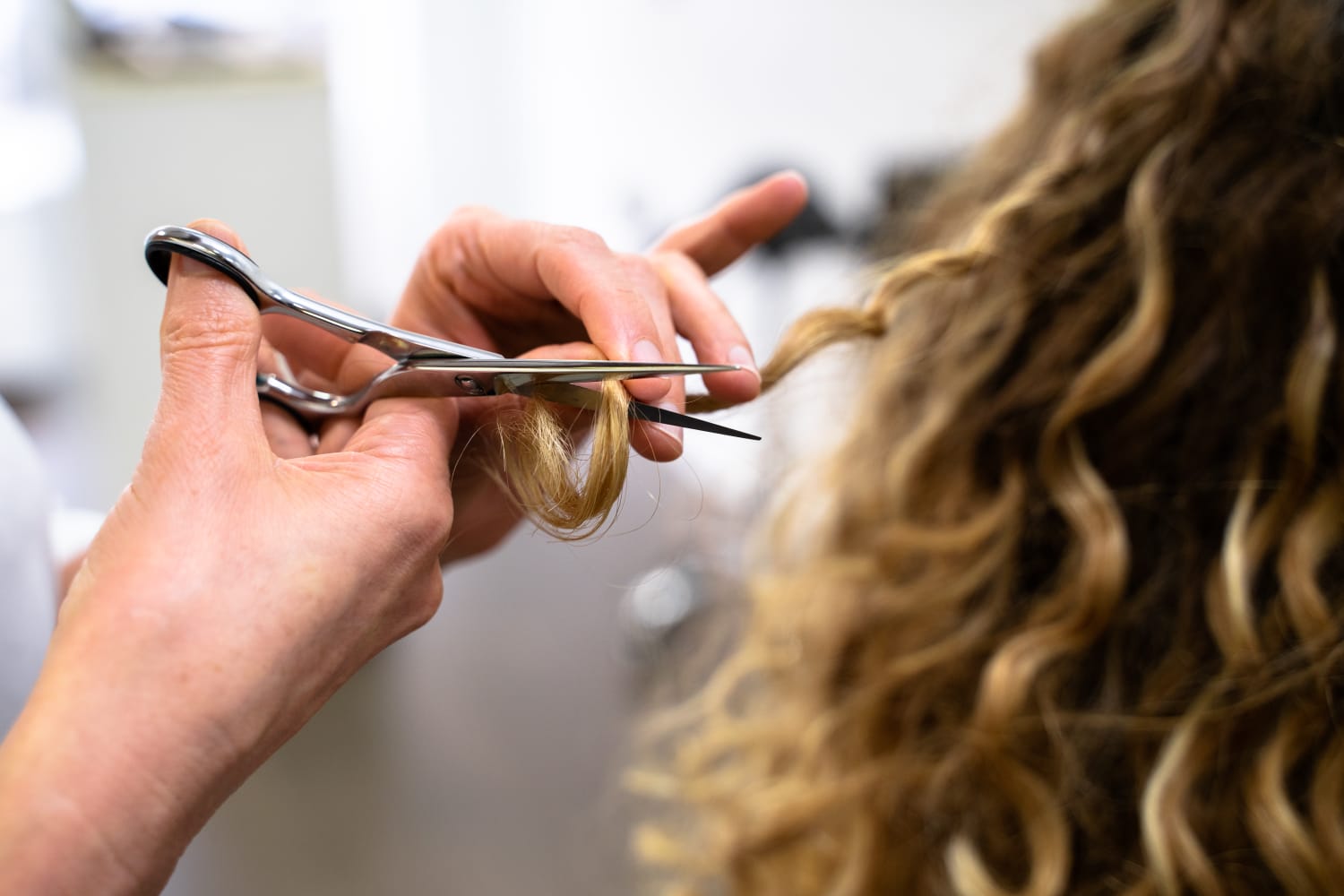 Corte cabello rizado en otoño